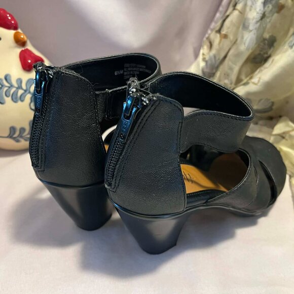 EuroSoft Viviana Women's black open-toe sandal.  6.5  Faux leather - Picture 2 of 5